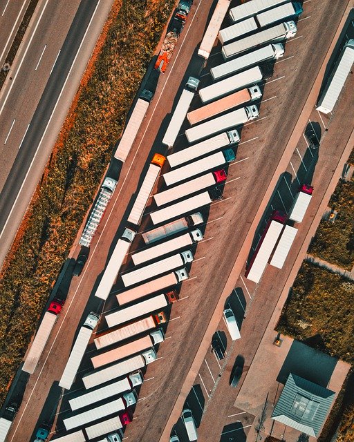 LKW auf Rastplatz