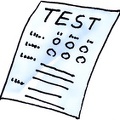 Zettel mit Überschrift TEST und Multiple Choice Fragen